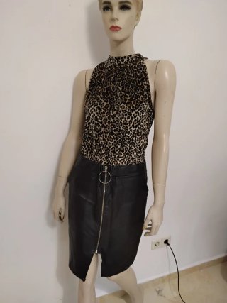 Blusa leopardo y falda negra cremallera