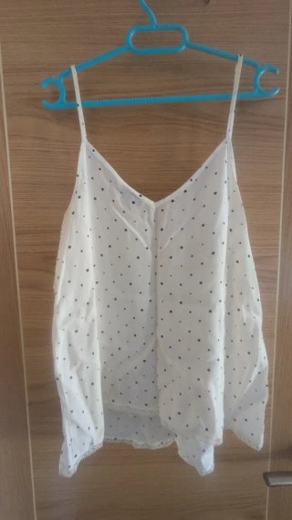 Blusa de lunares blanca y negra