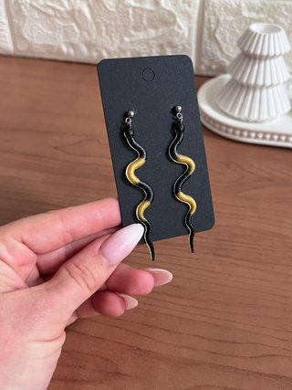 Pendientes serpiente dorados y negros