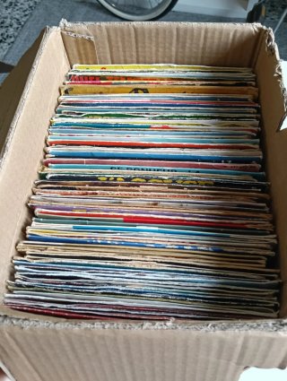 Scatola di 100 Vinili Singoli Musica Francese