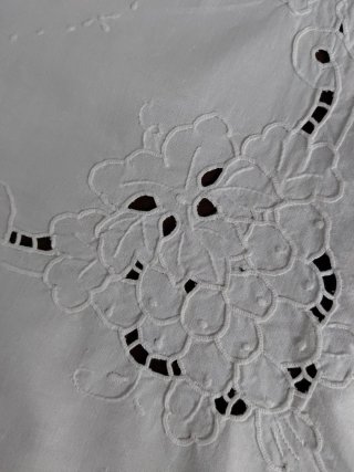 Tovaglia ricamata a intaglio 110x110 cm