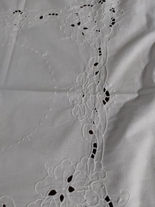 Tovaglia ricamata a intaglio 110x110 cm