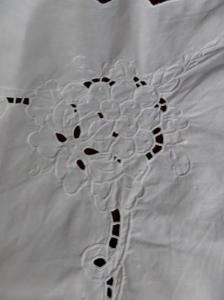 Tovaglia ricamata a intaglio 110x110 cm