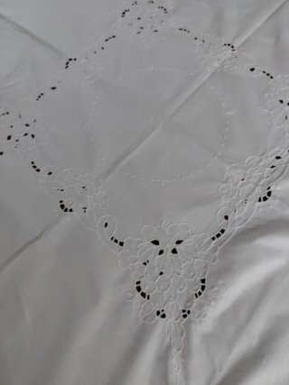 Tovaglia ricamata a intaglio 110x110 cm