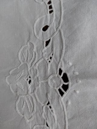 Tovaglia ricamata a intaglio 110x110 cm
