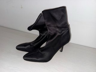 Botines Zara Tacón Aguja Negro