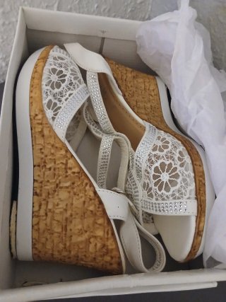 Regalo Sandalias de Cuña con Encaje Blancas