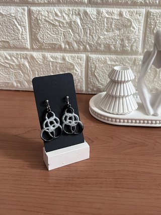 Pendientes plateados y negros