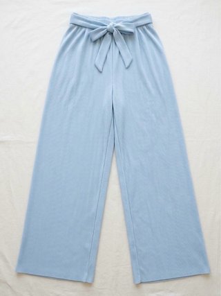 Pantalón ancho azul cielo con cinturón