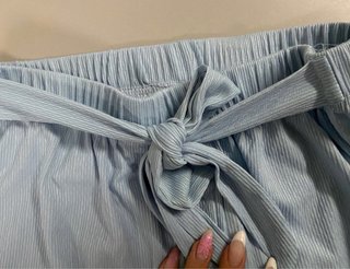 Pantalón ancho azul cielo con cinturón