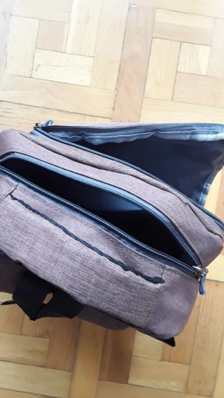 Mochila nueva con etiqueta.