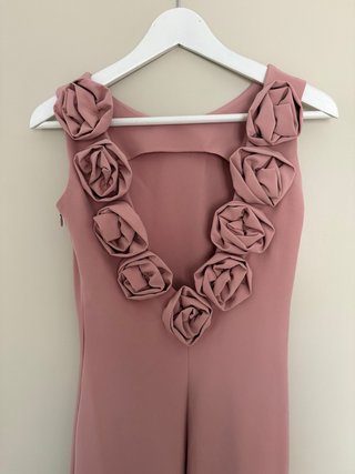 Vestido de fiesta rosa con flores