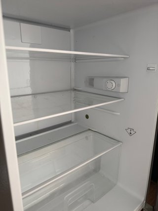 Nevera compacta sin congelador si. Uso apenas