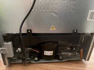 Nevera compacta sin congelador si. Uso apenas