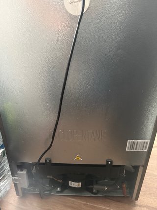 Nevera compacta sin congelador si. Uso apenas