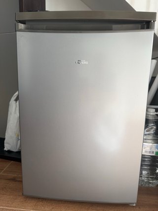 Nevera compacta sin congelador si. Uso apenas
