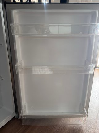 Nevera compacta sin congelador si. Uso apenas