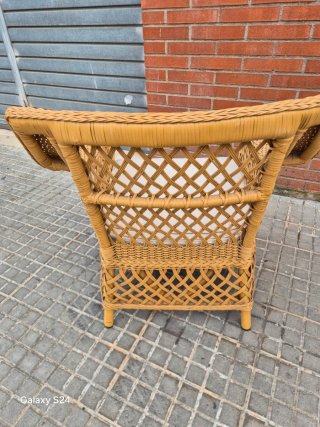 Sillón de ratán tejido