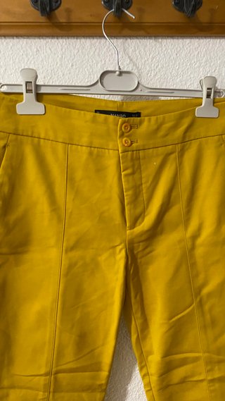 Pantalón de pinzas color mostaza