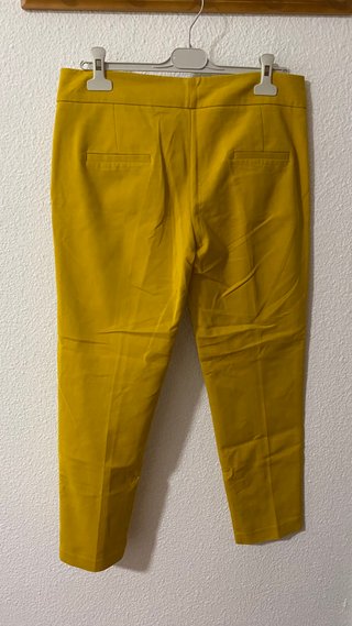 Pantalón de pinzas color mostaza