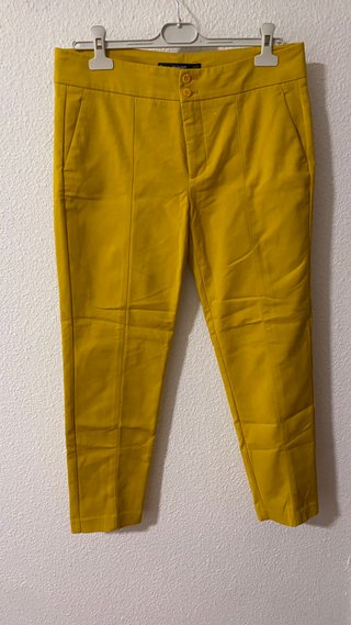 Pantalón de pinzas color mostaza