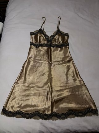 Camisón lencero de raso dorado y negro