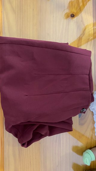 Pantalón burdeos con pinzas