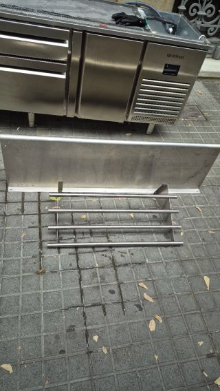 Estanterías metálicas plateadas