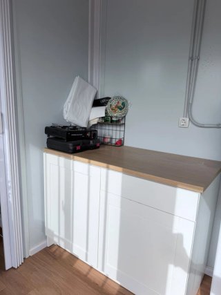 Mueble de cocina blanco con encimera de madera