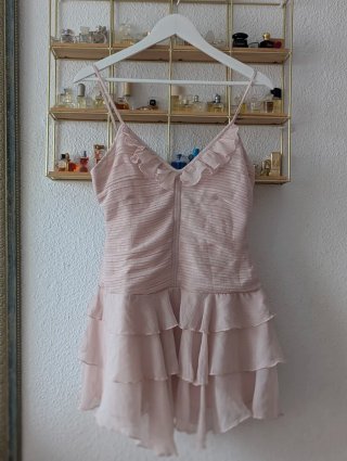 Vestido corto beige con volantes