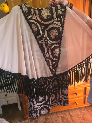 Vestido de Gasa con Capa y Flecos