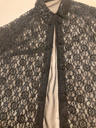 Sobre camisa de encaje con abalorios y lentejuelas