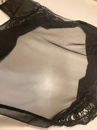 Sobre camisa de encaje con abalorios y lentejuelas