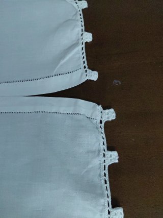 Coppia tendine in lino ricamate a mano