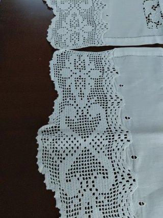 Coppia tendine in lino ricamate a mano