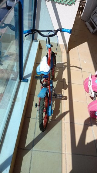 Bicicleta Infantil Roja y Azul