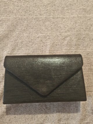 Bolsos de mano negro con cadena brillantes.