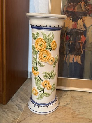 Jarrón de pie con flores