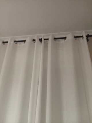 Cuatro hojas de cortinas blancas de tela.