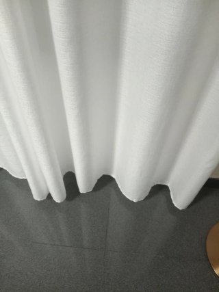 Cuatro hojas de cortinas blancas de tela.