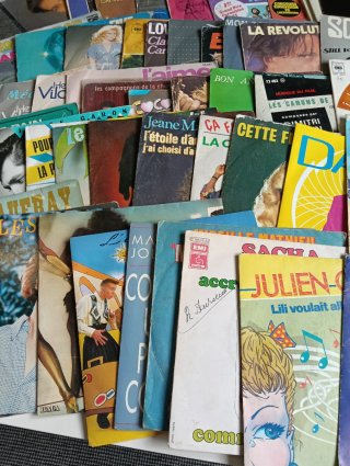Lotto di 50 Vinili Singoli Vari