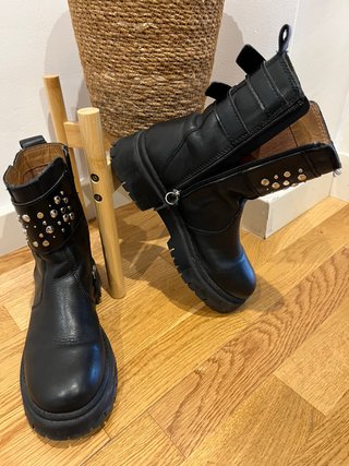 Botines Negros con Tachuelas