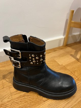 Botines Negros con Tachuelas