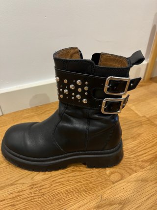 Botines Negros con Tachuelas