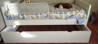 Cama infantil blanca con cajón