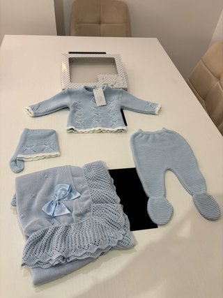 Conjunto bebé azul claro con toquilla