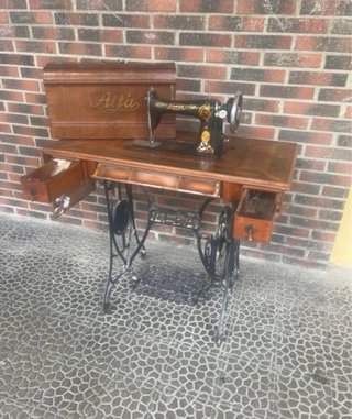 Máquina de coser Alfa antigua con mueble