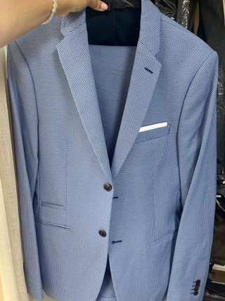 Traje de caballero azul y blanco
