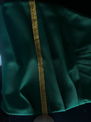 Vestido verde esmeralda entallado con detalle joya