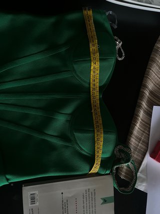 Vestido verde esmeralda entallado con detalle joya